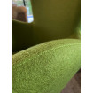 Sillón de tela verde pistacho