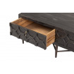 BEQUEST - Detalle de la mesa de centro de madera negra 