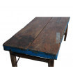 Table vintage avec rebord bleu